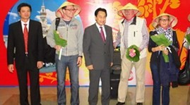 HCM City welcomes first foreign visitors of 2013 - ảnh 1